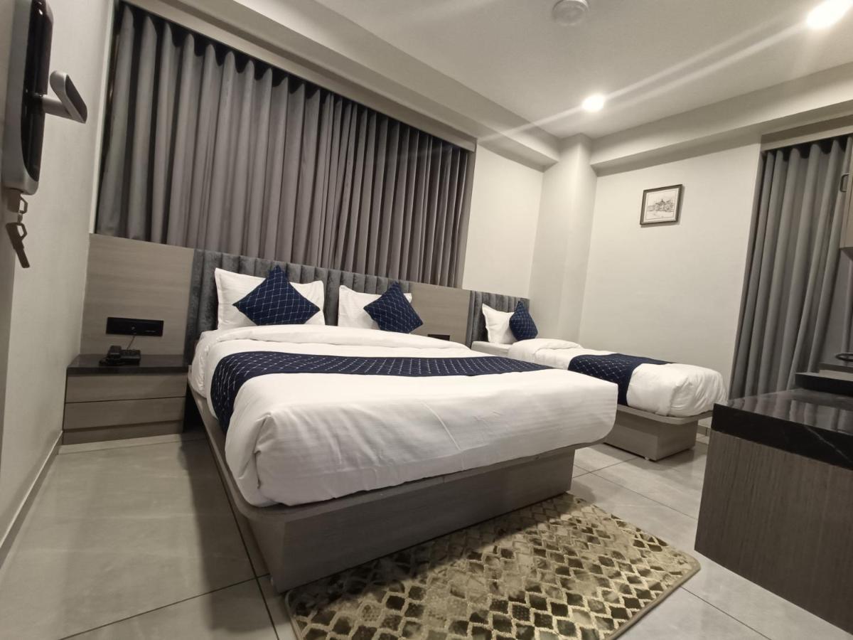Hotel Asiana Sky Motera 아흐메다바드 외부 사진
